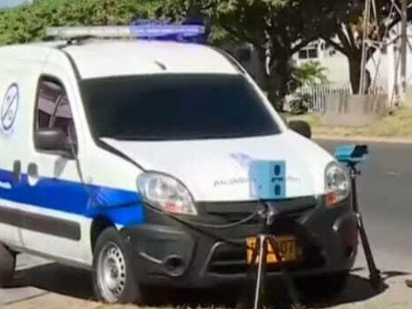 Carros con cámaras para controles de tránsito no podrán imponer comparendos sin un agente