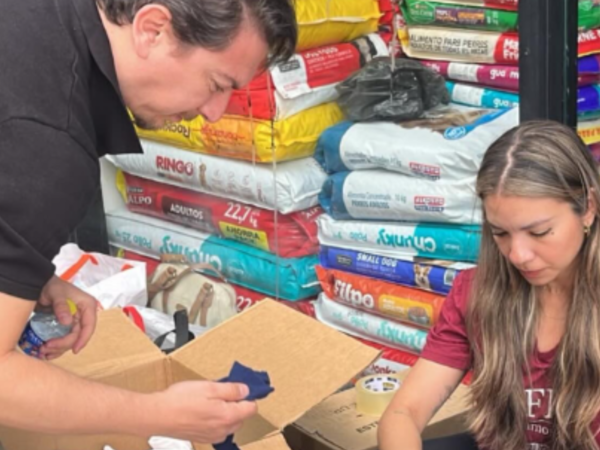 La Fundación Sábados de Amor convocó voluntarios y donantes de cajas para organizar y empacar ayudas destinadas a comunidades afectadas del Chocó.
