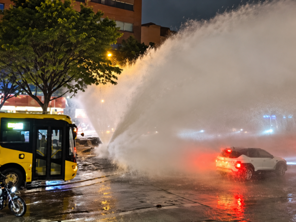 Explosión de tubo de agua en la Séptima en Bogotá.