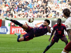 Gol de tijera de Luis Díaz ante el Augsburgo fue mal anulado.